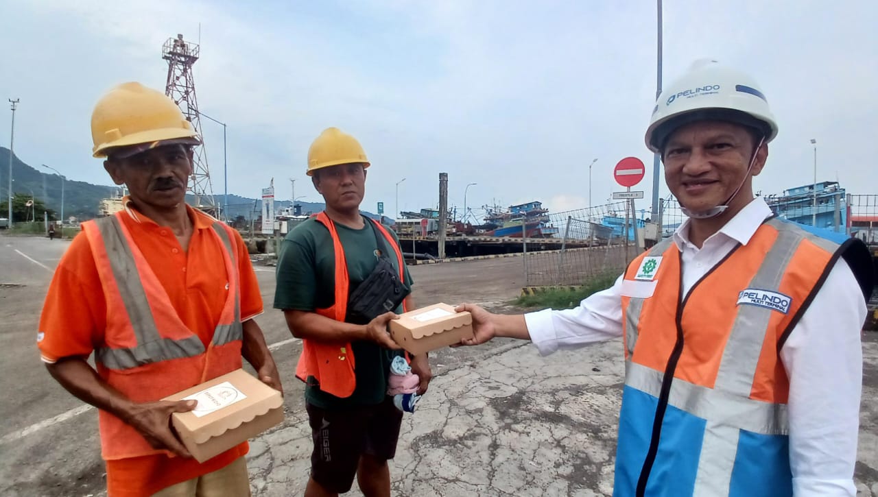 GM Pelindo Tanjungwangi Eko Budiasmoro berbagi takjil.