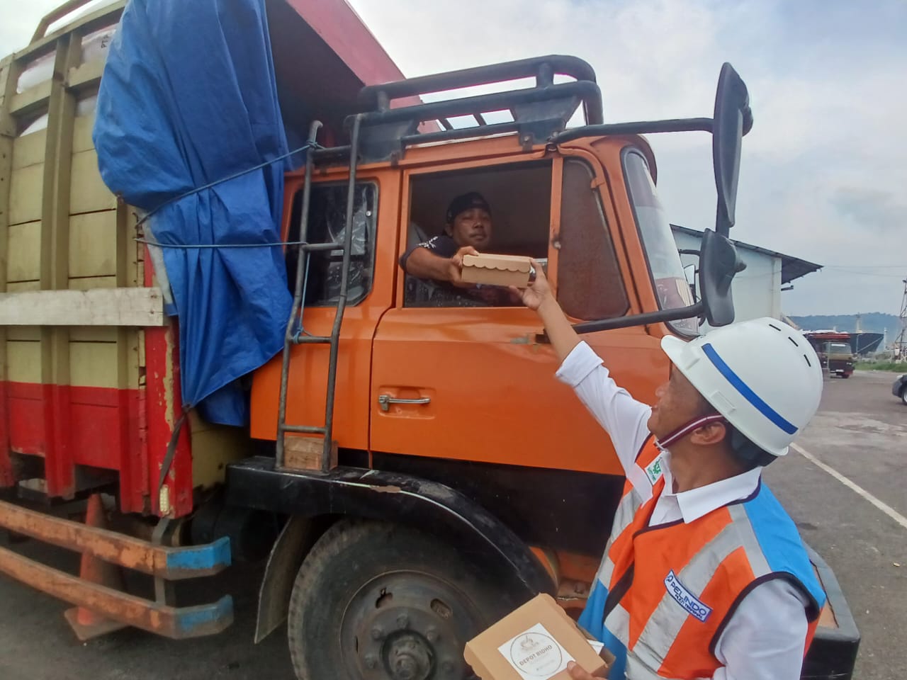 BERBAGI: GM Pelindo Tanjungwangi Eko Budiasmoro membagikan takjil kepada warga.
