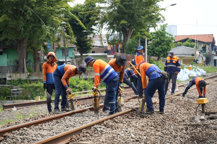 PT KAI Divre III Palembang semakin mengintensifkan perawatan prasarana dan sarana guna memastikan perjalanan yang aman dan nyaman bagi para penumpang.