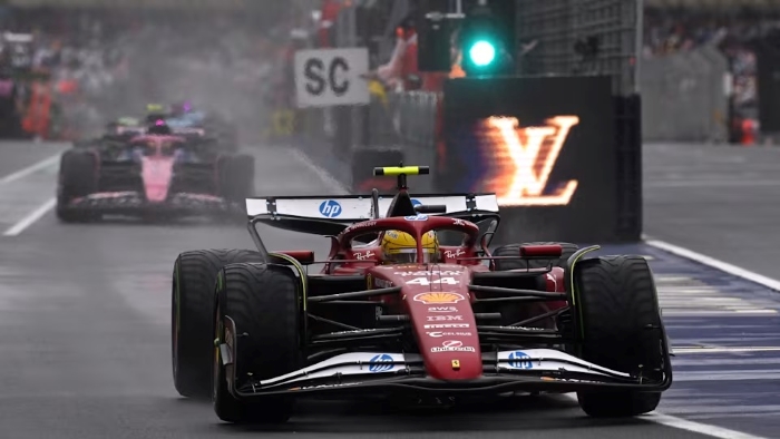 Debut Lewis Hamilton bersama Ferrari di F1 2025 tak berjalan sesuai harapan.
