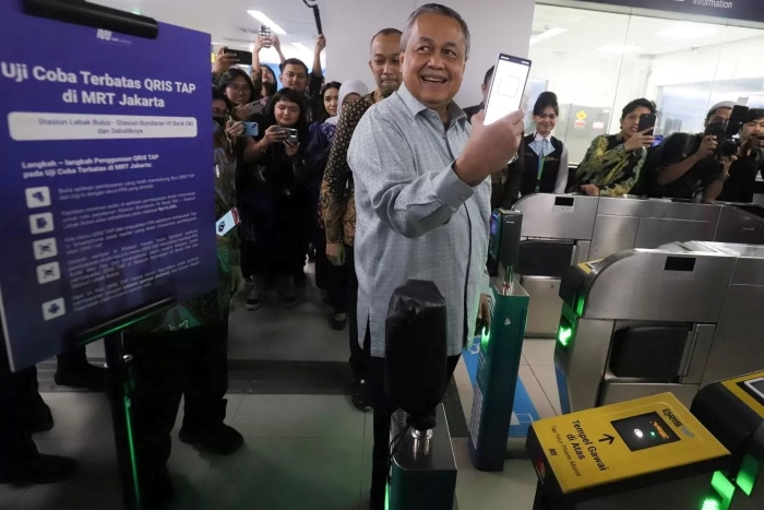 KAI Commuter semakin mempermudah transaksi pengguna dengan menghadirkan sistem pembayaran digital QRIS Tap.
