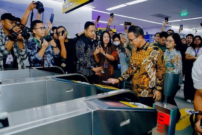 MRT Jakarta menghadirkan inovasi baru dalam sistem pembayaran tiket dengan menguji coba QRIS Tanpa Pindai berbasis NFC.