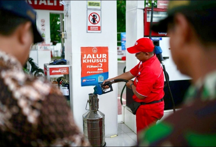 Pertamina Patra Niaga Jatimbalinus bersama jajaran stakeholder Pemerintah Kabupaten Banyuwangi melakukan pengambilan sampel BBM di SPBU 5468403.