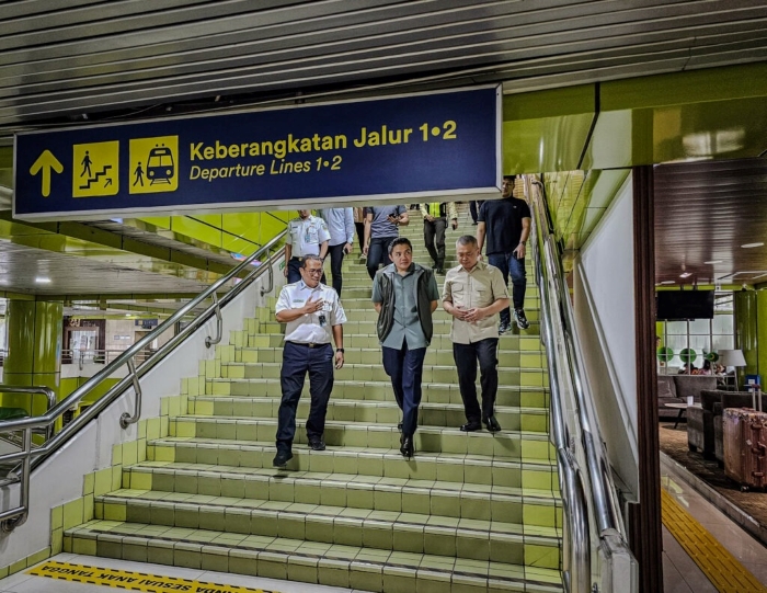Stasiun Gambir, salah satu titik keberangkatan utama di Jakarta, diprediksi akan melayani hingga 1 juta pemudik selama musim mudik Lebaran tahun ini.