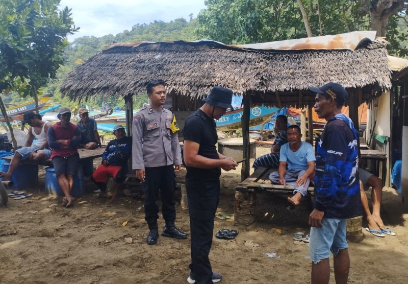 PENCARIAN: Jajaran Polsek Pesanggaran mengorek informasi dari para saksi terkait pemancing yang hilang di Pantai Rajegwesi, Desa Sarongan, Kecamatan Pesanggaran Minggu (16/3).