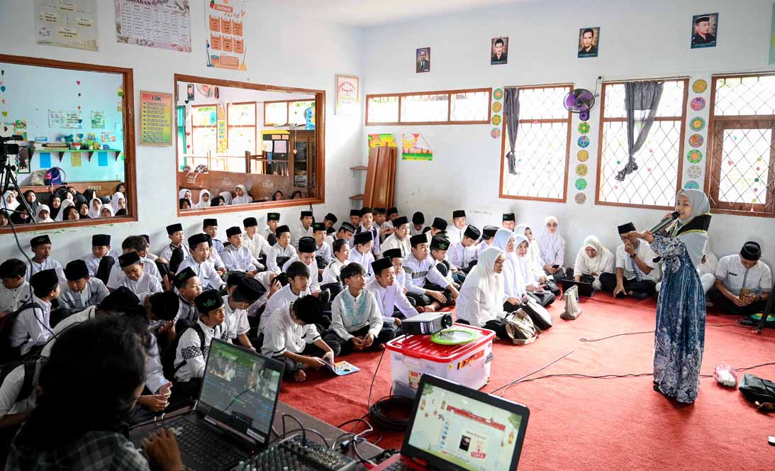 Juara 3 Dai Cilik 2025 Rafellya Mariana Putri menyampaikan ceramah tentang antiperundungan pada kegiatan Pondok Ramadan di SDN Glagah, Senin (17/3).