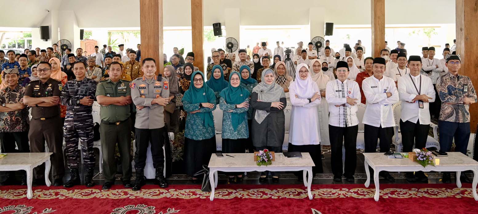 PENGUATAN EKONOMI: Bupati Ipuk Fiestiandani berfoto dengan peserta Musrenbang RKPD di Pendapa Sabha Swagata Blambangan, Senin (17/3).
