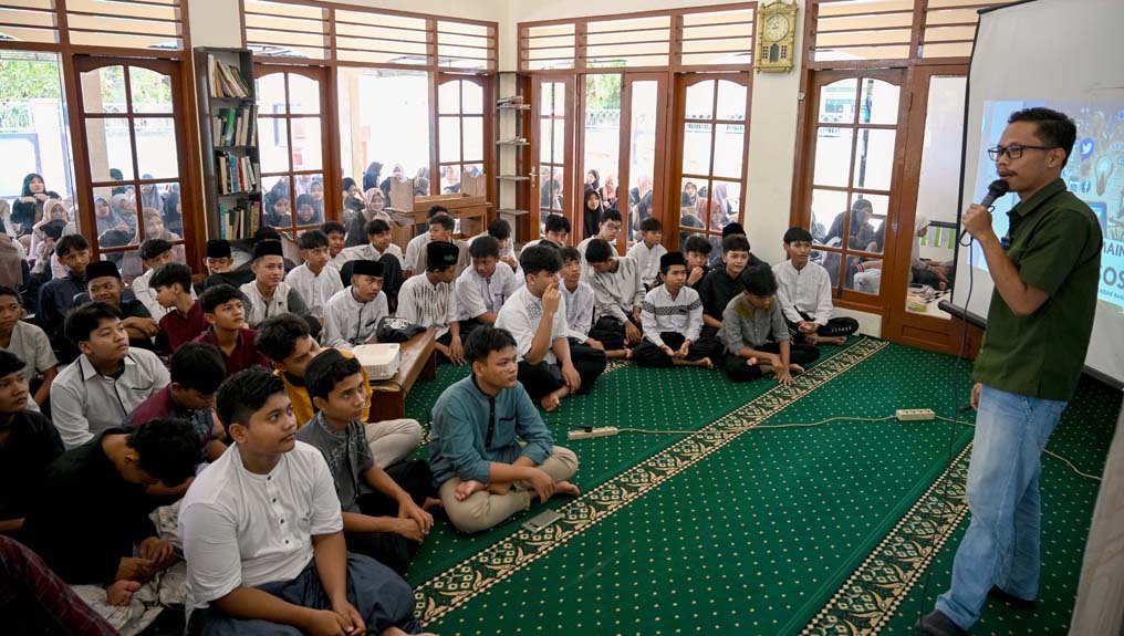 BERBAGI KIAT: Wartawan JP-RaBa Agung Sedana menyampaikan materi bijak bermedsos kepada ratusan siswa SMPN 1 Giri pada kegiatan Pondok Ramadan, Selasa (18/3).