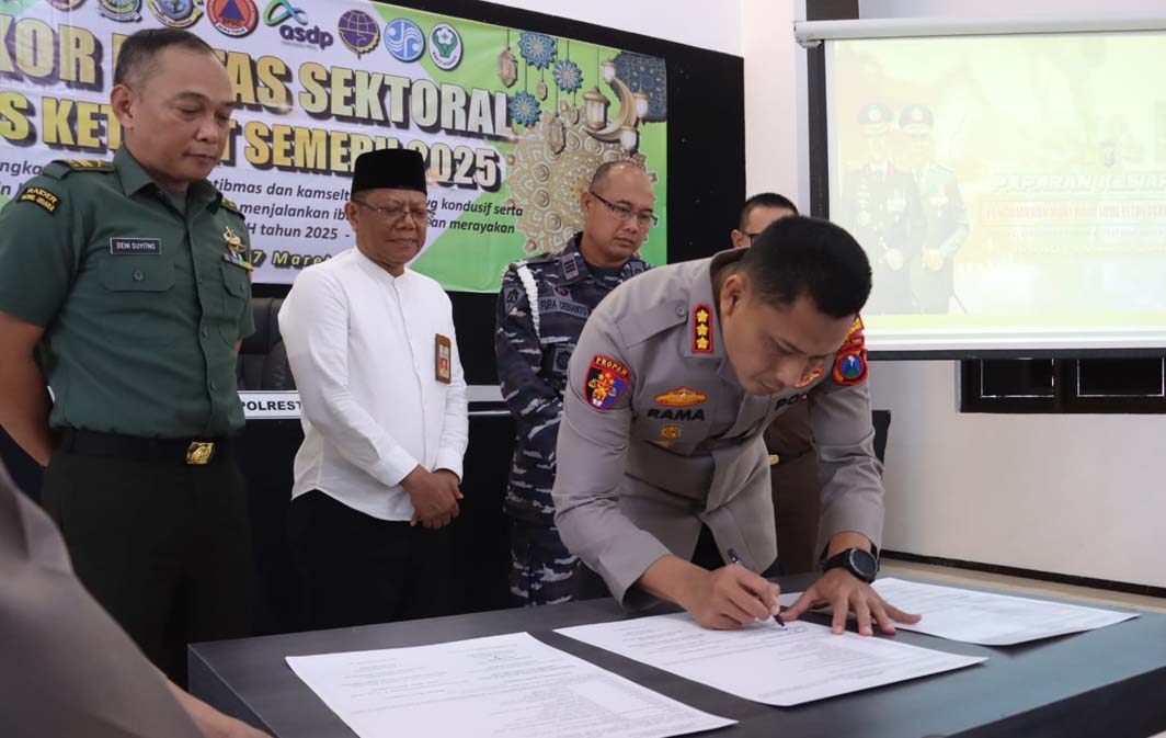 Kapolresta Banyuwangi Kombespol Rama Samtama Putra menandatangani pernyataan bersama dalam memberikan pelayanan kepada masyarakat disaksikan sejumlah  tokoh lintas sektoral, Senin (17/3).