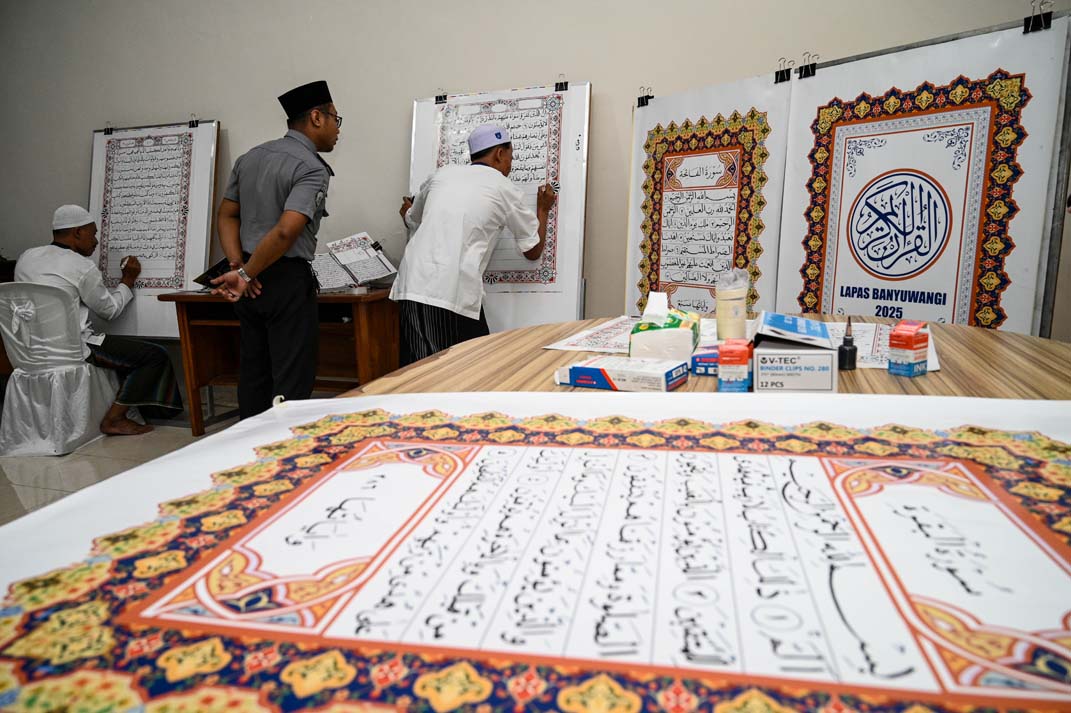 MAHAKARYA WARGA BINAAN: Warga binaan menulis ayat-ayat Al-Qur&rsquo;an diawasi oleh petugas Lapas Banyuwangi, Senin (17/3).
