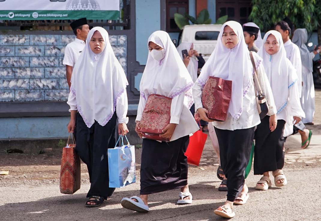 Santriwati Ponpes Darussalam Blokagung hendak pulang kampung untuk libur Hari Raya Idul Fitri, Senin (17/3).