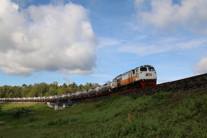Menjelang musim mudik Lebaran 2025, PT Kereta Api Indonesia (KAI) memastikan distribusi BBM tetap aman dan tepat waktu demi mendukung kelancaran perjalanan masyarakat.