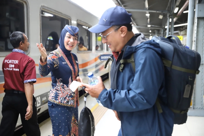 Menjelang Angkutan Lebaran 2025, KAI Services menggelar pelatihan khusus bagi puluhan pramugara dan pramugari kereta api (prama-prami) yang bekerja sebagai pekerja harian lepas (daily worker).