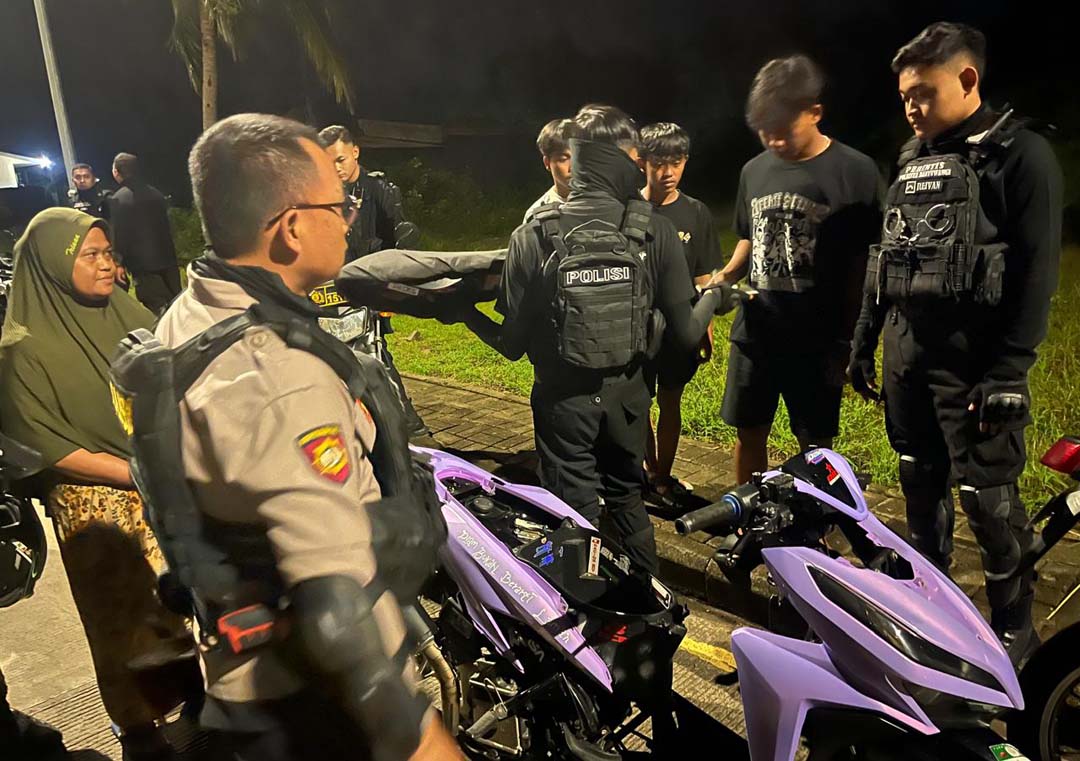 MERESAHKAN MASYARAKAT: Tim Patroli Perintis Presisi Polresta Banyuwangi membubarkan aksi balap liar di Jalan Lingkar Ketapang, Selasa dini hari (18/3).