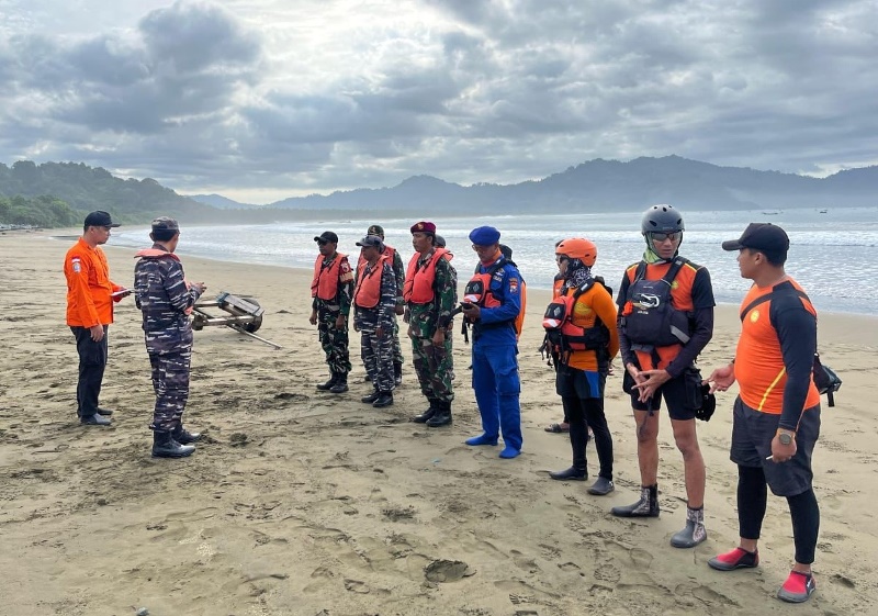 PENYISIRAN: Tim SAR koordinasi untuk melakukan pencarian pemancing asal Dusun Krajan, Desa Yosomulyo  Kecamatan Gambiran Iwan Krisdianto  yang terseret ombak di Perairan Rajegwesi, Desa Sarongan, Keca