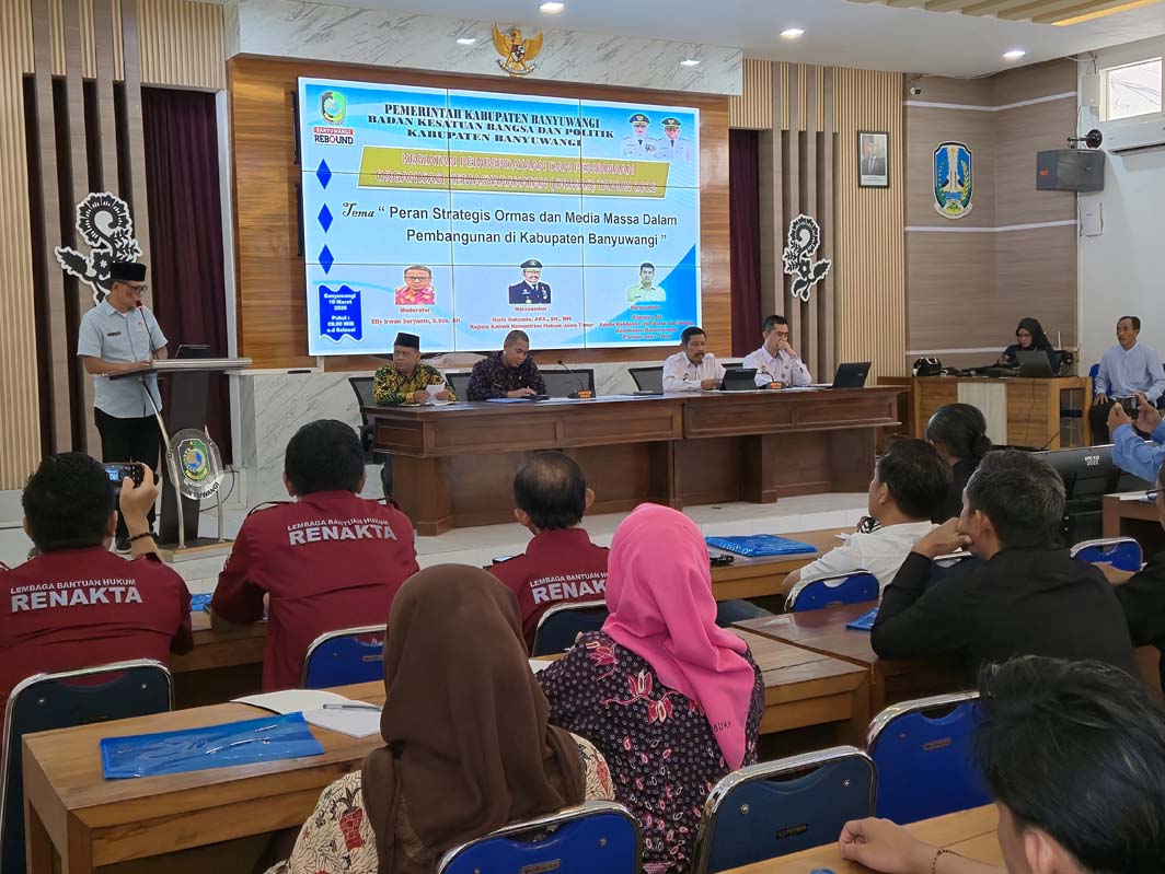 Kepala Bakesbangpol Banyuwangi Agus Mulyono menyampaikan ajakan kepada para perwakilan ormas dan media massa untuk bersinergi di aula kantor Dispendik Banyuwangi, Rabu (19/3).