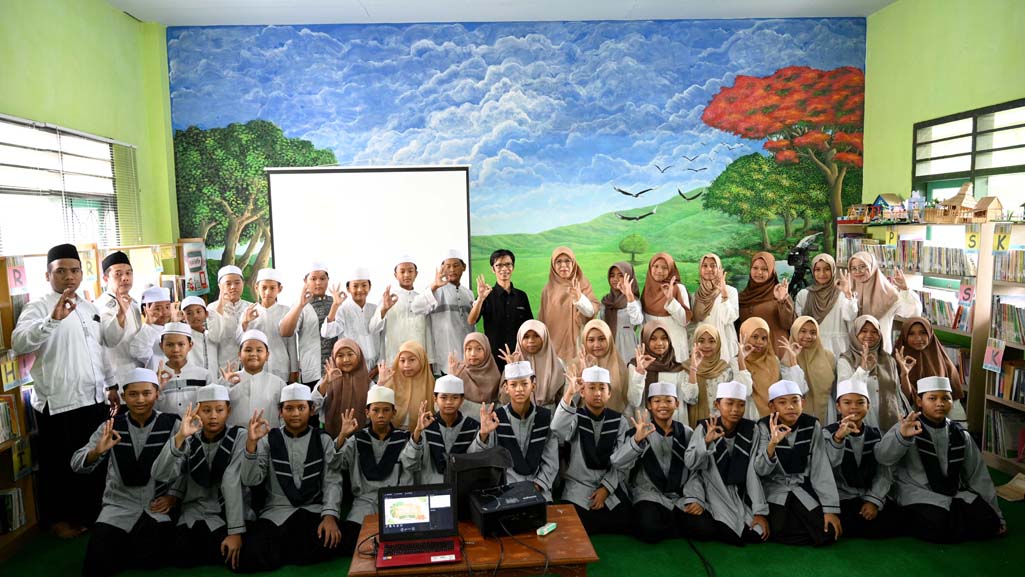 KOMPAK: Jajaran guru dan para siswa SDN 1 Lateng foto bersama pemateri asal JP-RaBa pada kegiatan Pondok Ramadan, Rabu (19/3).