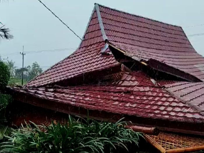 Sebuah bangunan aula yang berada di Warung Seblang, Desa Padang, Kecamatan Singojuruh, roboh setelah diterjang angin kencang yang disertai hujan deras pada Rabu siang (19/3).