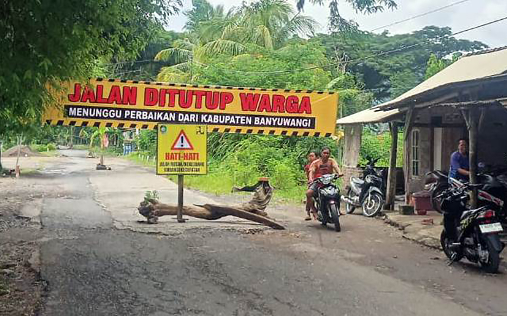 BANYAK LUBANG: Pemotor menghindari rintangan jalan di Dusun Yudomulyo, Desa Ringintelu, Kecamatan Bangorejo Selasa (18/3).