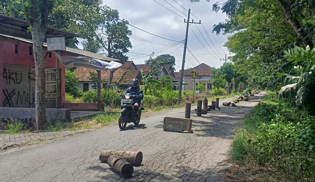 BANYAK LUBANG: Pemotor menghindari rintangan jalan di Dusun Yudomulyo, Desa Ringintelu, Kecamatan Bangorejo Selasa (18/3).