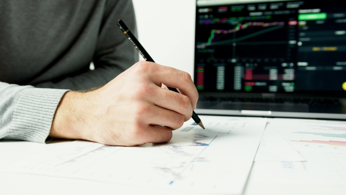 Saat krisis melanda, Indeks Harga Saham Gabungan (IHSG) sering mengalami volatilitas tinggi.