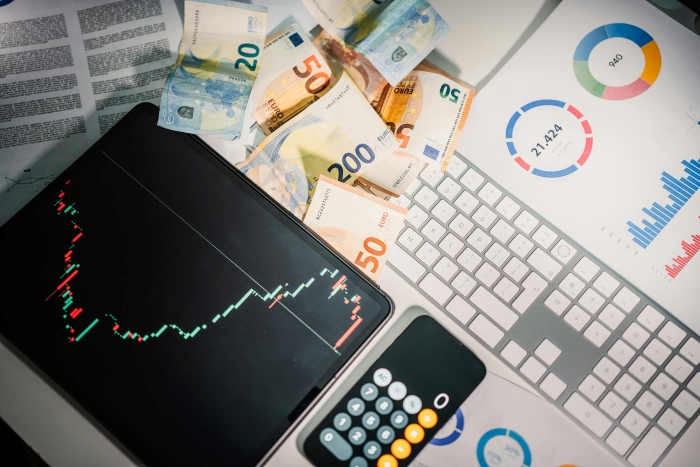 Investasi di pasar saham memang penuh dengan ketidakpastian.