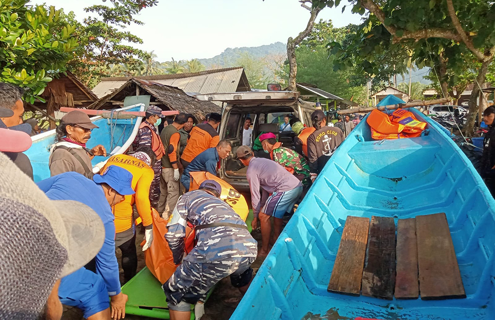 Proses evakuasi jenazah Iwan Krisdianto yang terseret ombak di Perairan Rajegwesi, Desa Sarongan, Pesanggaran, Selasa (18/3).