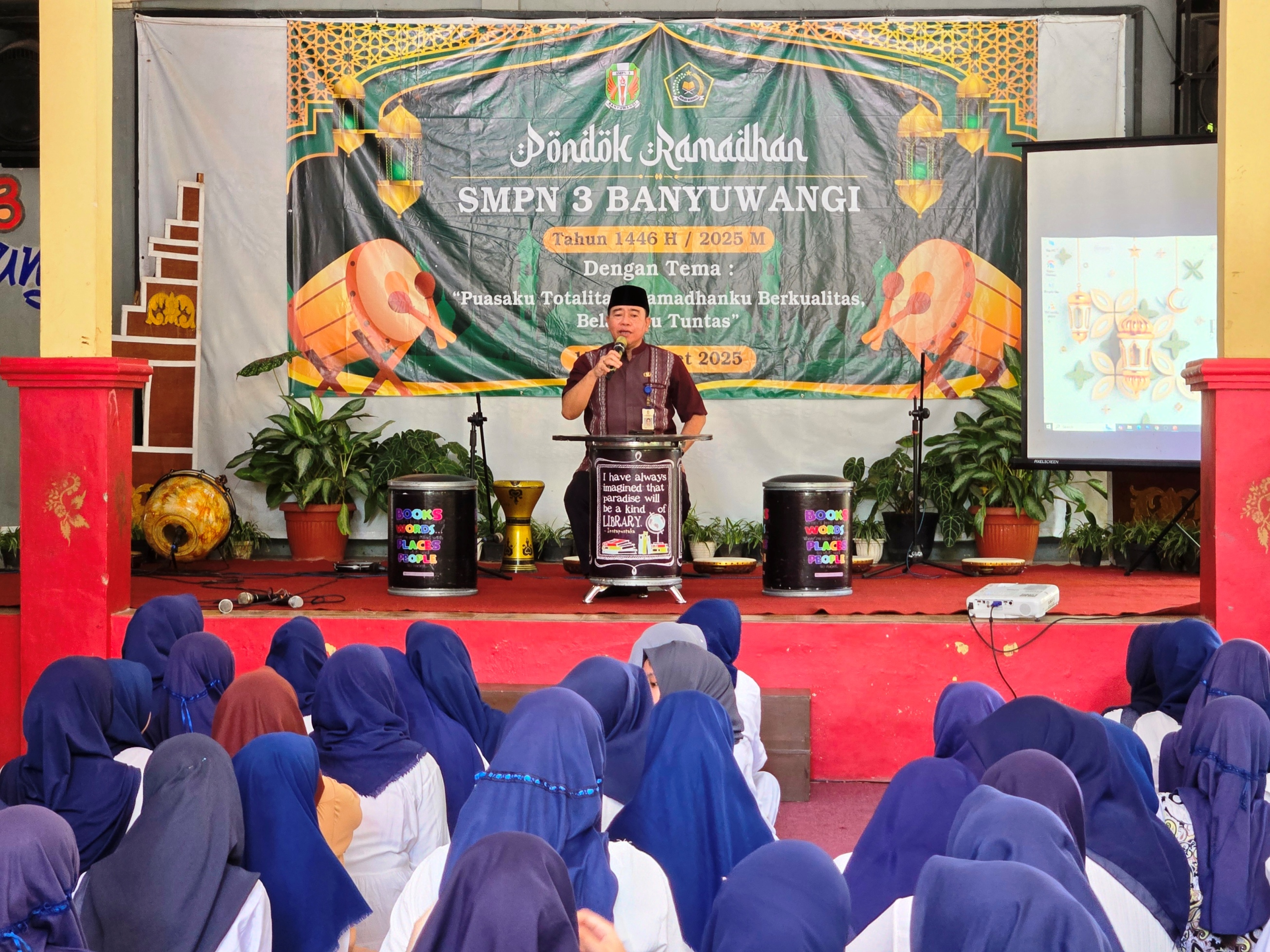 DAPAT BEKAL: Ratusan siswa SMPN 3 Banyuwangi mendengar wejangan dari kepala sekolah Kamis (20/3).