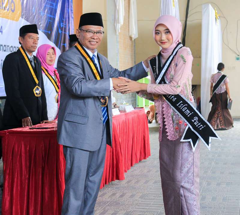 SUKSES: Kepala SMAN 1 Purwoharjo Akib Effendi saat melepas siswa kelas XII pada 2024 lalu di aula sekolah.