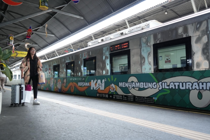 PT KAI menghadirkan Livery Tematik Idulfitri 1446 H yang menghiasi lokomotif, eksterior kereta, hingga kabin penumpang.