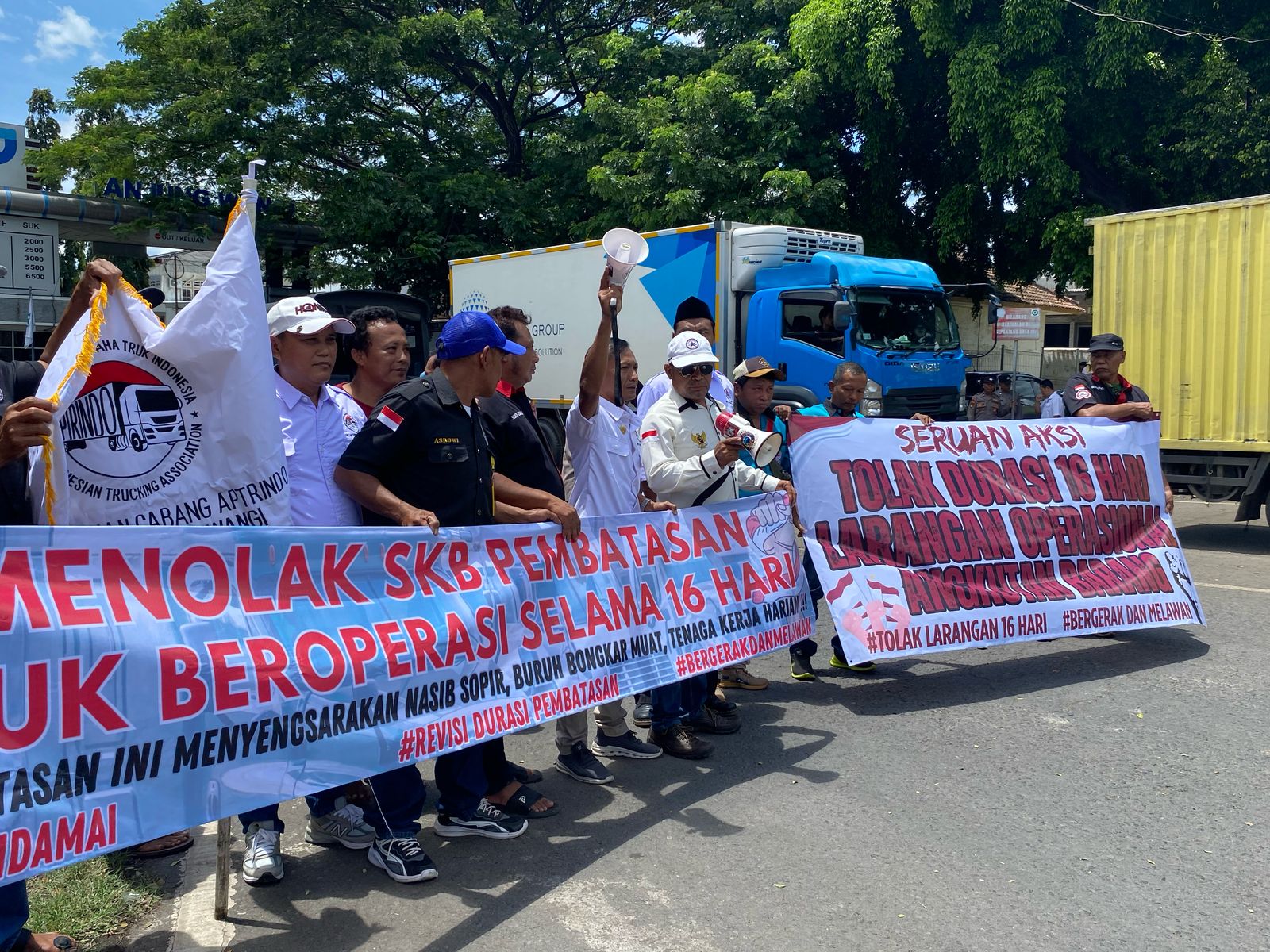 Puluhan sopir truk logistik yang tergabung dalam tiga asosiasi besar melakukan demo di Pelabuhan Tanjungwangi. (Fredy Rizki/Radar Banyuwangi)