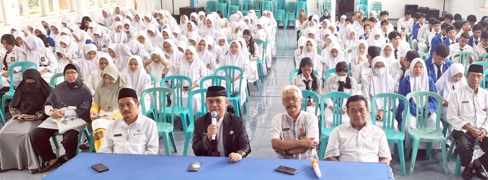 Kepala SMAN 1 Glagah (pegang mik) saat melakukan webinar bersama dosen UGM, pada Rabu (19/3).