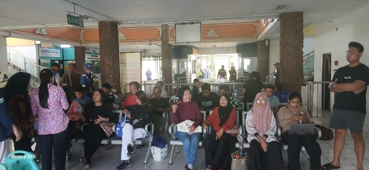 Puluhan penumpal KMP Nusa Makmur dievakuasi menuju kantor Pelabuhan Gilimanuk, dini hari kemarin (20/3).