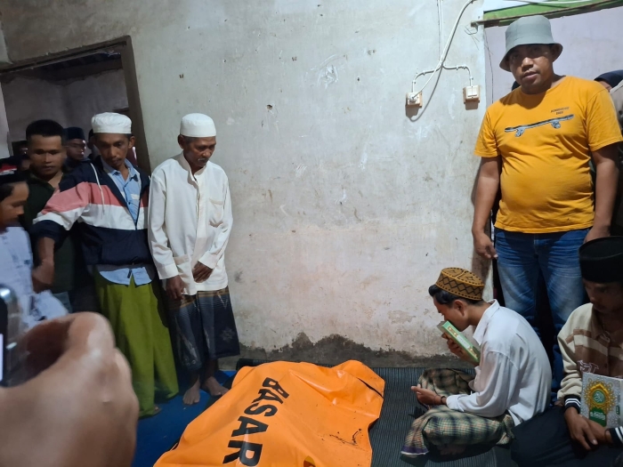 Jenazah nenek Samik ketika tiba di rumah duka, Kamis (20/3).
