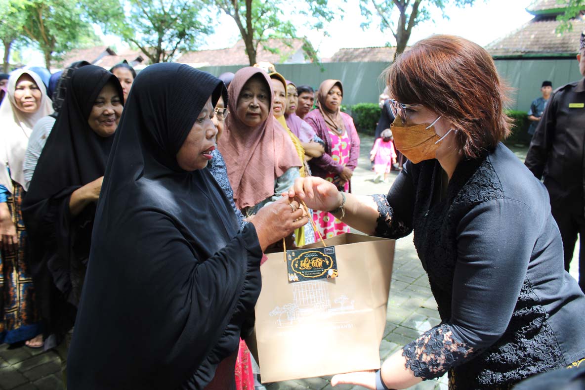 BERBAGI: General Manager Kokoon Hotel Banyuwangi Weni Kristanti memberikan paket sembako kepada warga RT 2 dan RT 7 Dusun Krajan, Desa Dadapan, Kecamatan Kabat, pada Kamis (20/3).