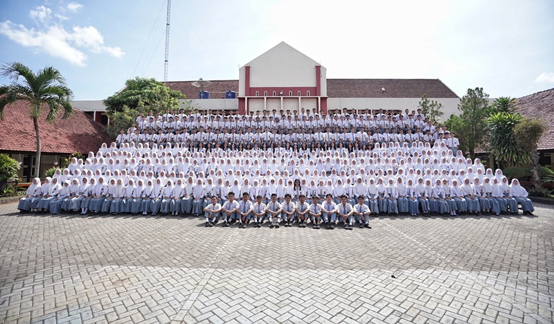 PRESTASI: Para siswa angkatan 53 SMAN 1 Genteng foto bersama di halaman sekolah, ada 75 siswa masuk ke PTN melalui SNBP.