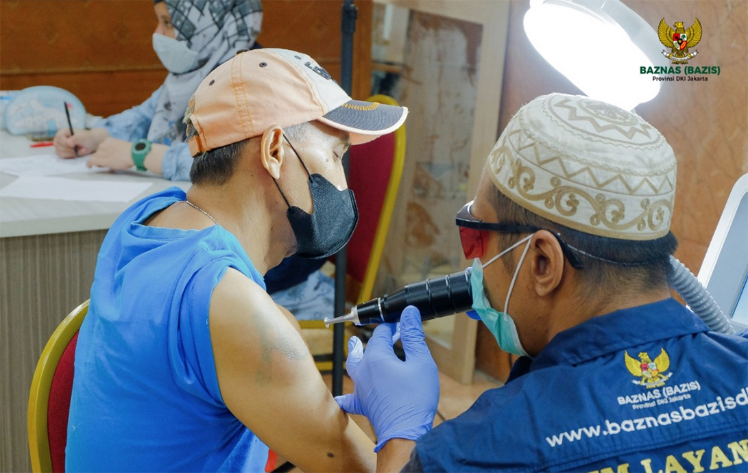 Warga mengikuti program hapus tato gratis yang digelar BAZNAS (BAZIS) DKI Jakarta selama Bulan Suci Ramadan. (baznasbazisdki.id)