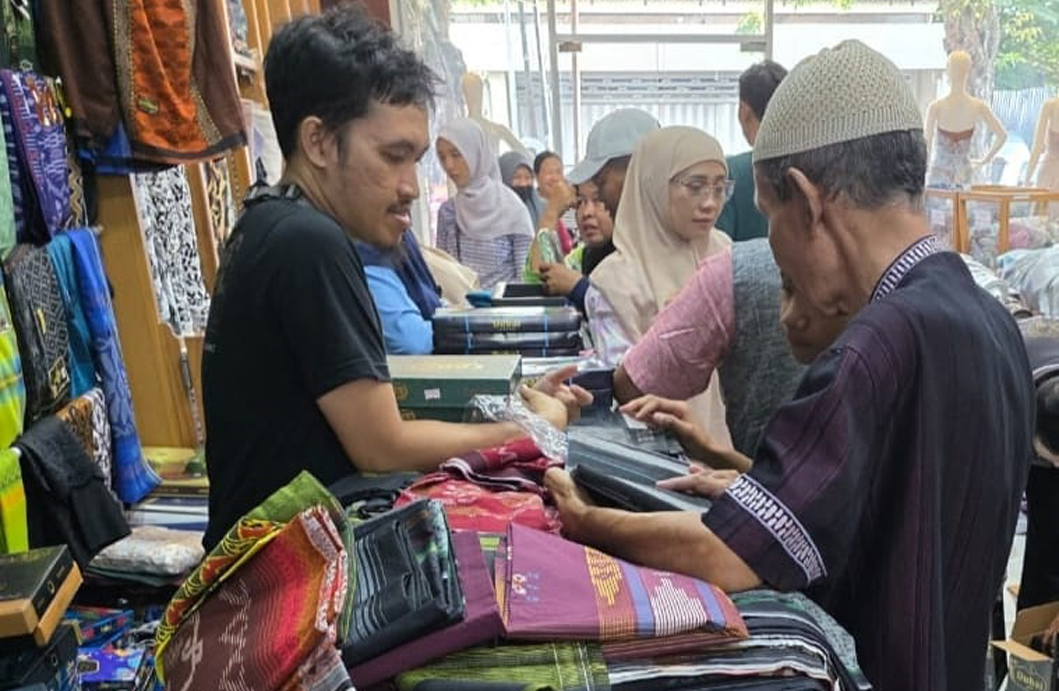 KOLEKSI LENGKAP: Berbagai merek sarung mulai BHS, Atlas, Saphire, Wadimor, Gajah Duduk, Mangga, Dubai, dan merek lain tersedia lengkap di Laris Textile.