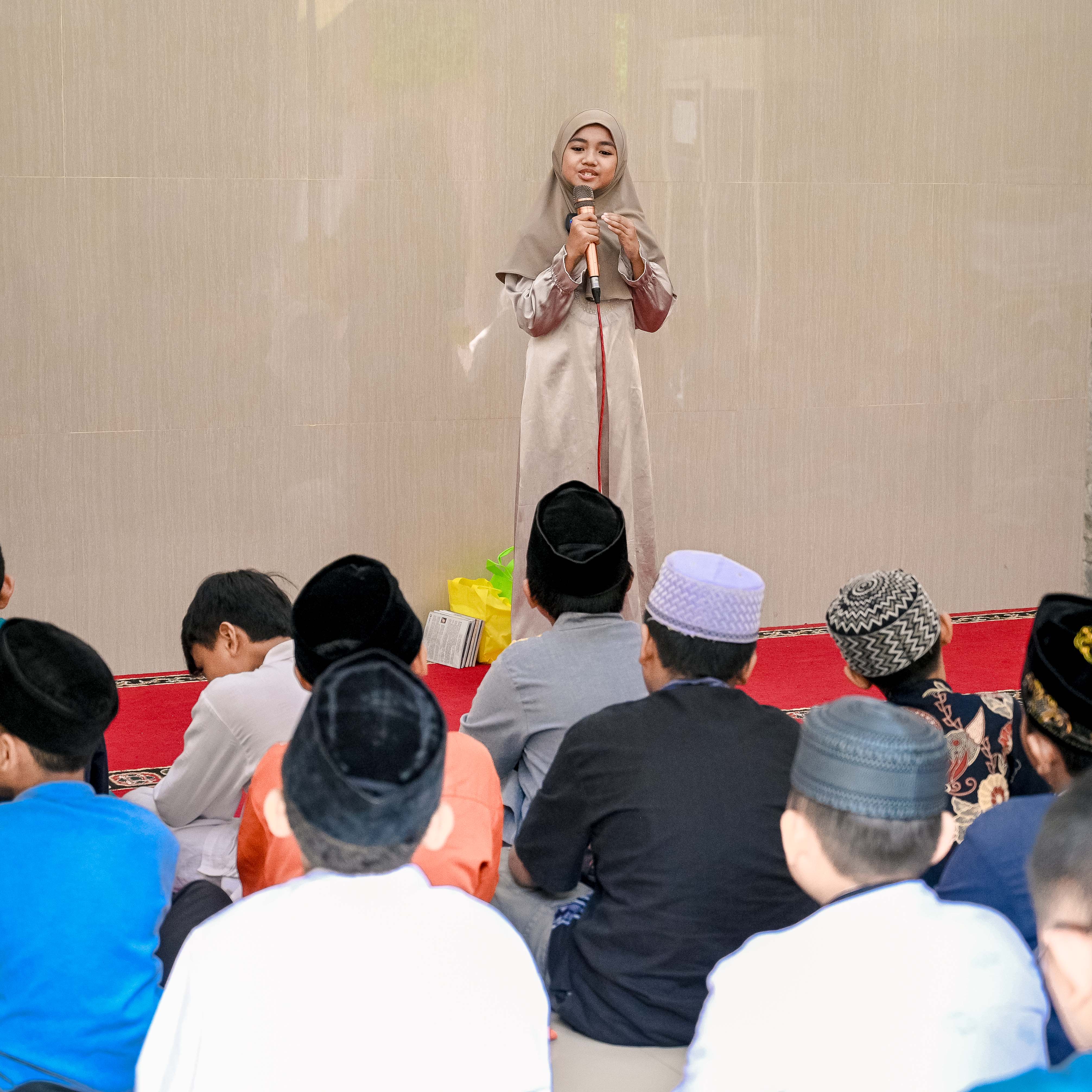 CEGAH BULLYING: Asyan Barirah Syamlan, Lomba Dai Cilik 2025 mengajak siswa SDN 1 Ketapang menghindari perundungan.