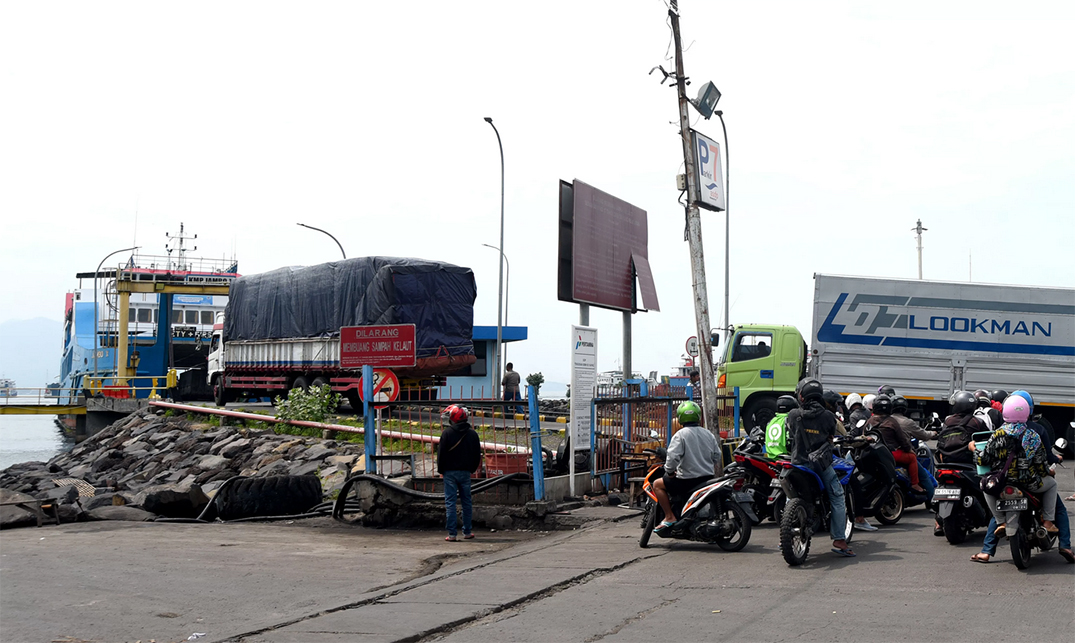 Sejumlah kendaraan antre memasuki kapal di pelabuhan Ketapang beberapa waktu lalu. (Ramada Kusuma/Radar Banyuwangi)
