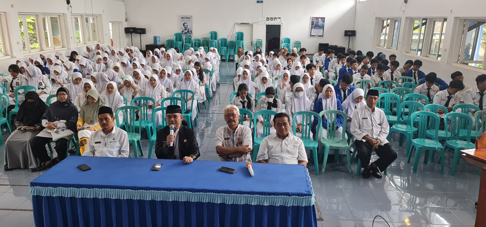 KIAT MASUK PTN: Ratusan siswa SMAN 1 Glagah mengikuti webinar dengan dosen UGM pada Rabu (19/3).