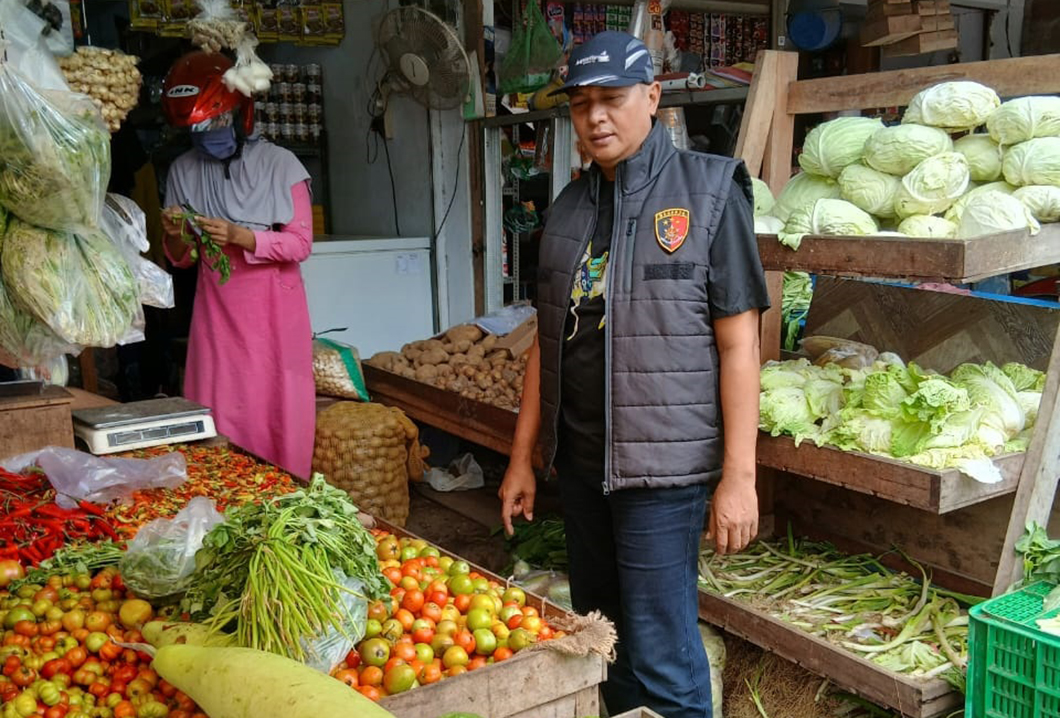 TURUN LANGSUNG: Anggota Satgas Pangan Polresta Banyuwangi memantau harga dan ketersediaan bahan kebutuhan pokok di Pasar Blambangan, Jumat (21/3).