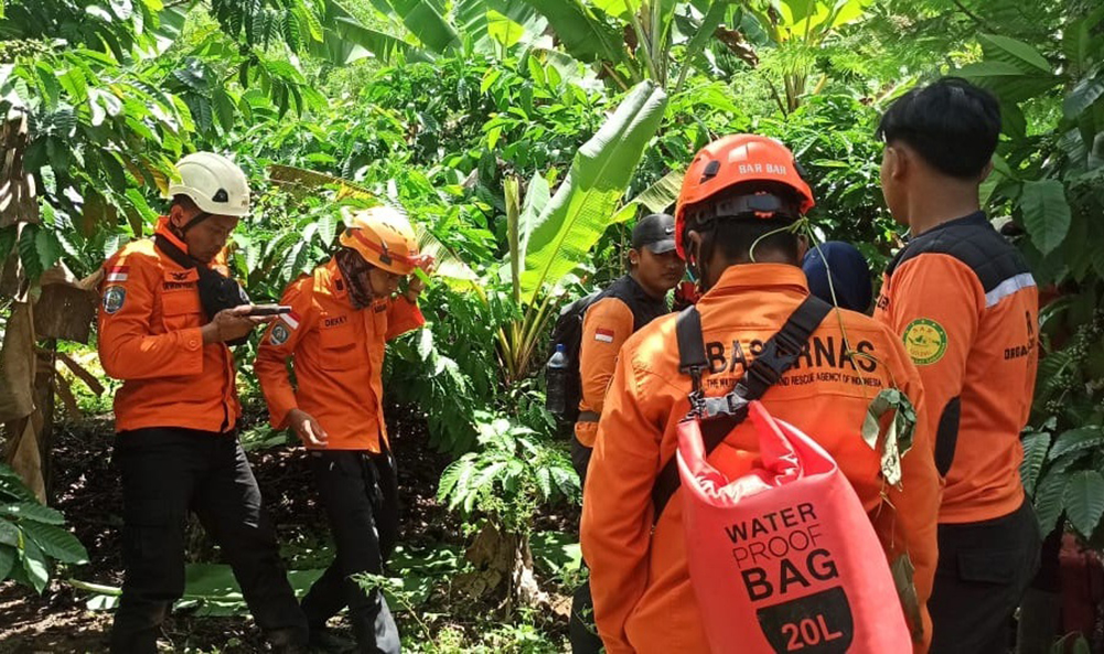 EVAKUASI: Tim SAR Gabungan melakukan evakuasi jenazah Nenek Samik yang ditemukan di sungai tengah hutan Dusun Lekap, Desa Banyuanyar, Kecamatan Kalibaru pada Kamis (20/3).