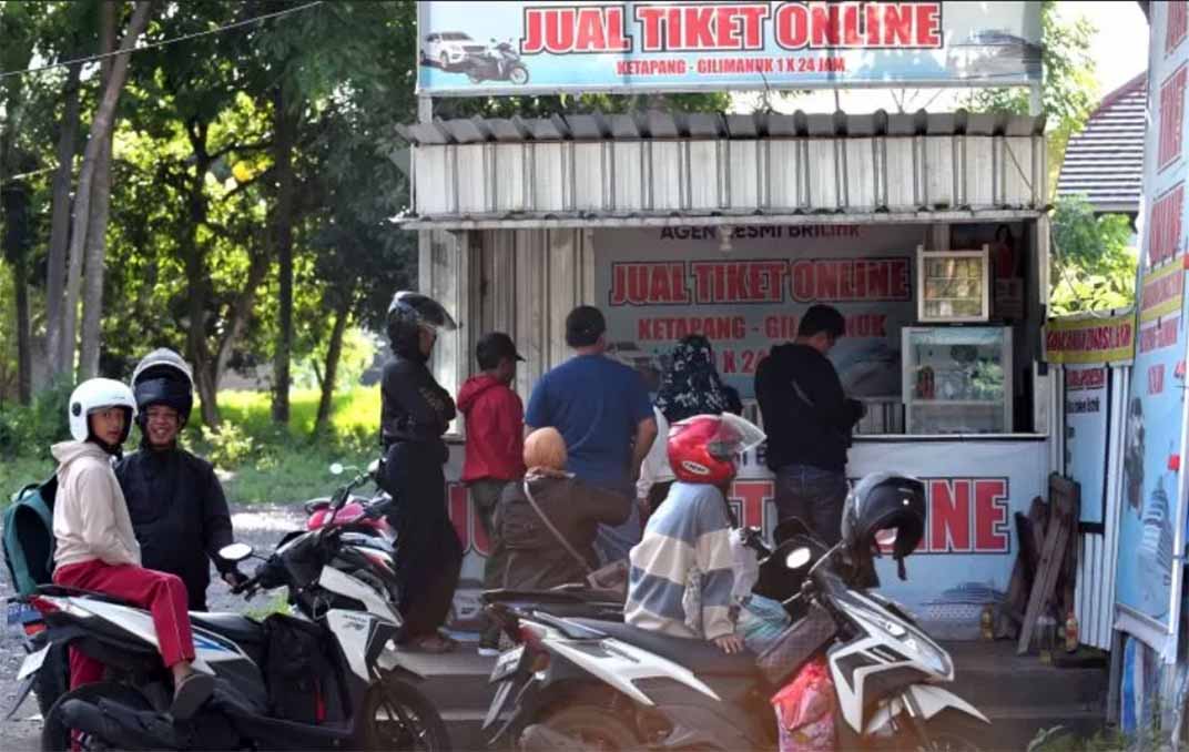 TEPI JALAN: Ada beberapa kios penjual tiket ferry di jalan raya sekitar Masjid Besar Al Mubarok Gilimanuk.