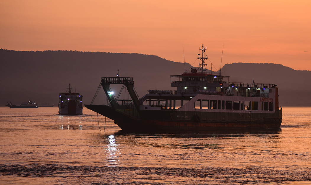 SUNRISE: Kapal ferry melaju dari Gilimanuk menuju Pelabuhan Ketapang di Pulau Jawa pada pagi hari.