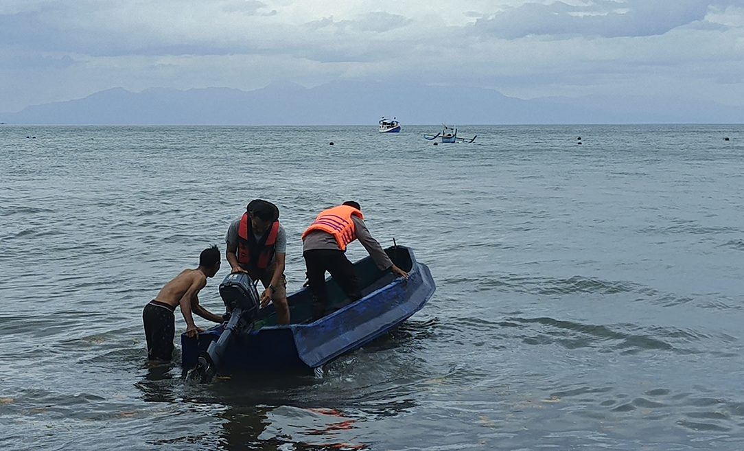 BERLAYAR: Tim gabungan melakukan pencarian pemancing yang terseret ombak di Pantai Satelit, Dusun Muncar, Desa Tembokrejo, Kecamatan Muncar, Jumat (21/3).
