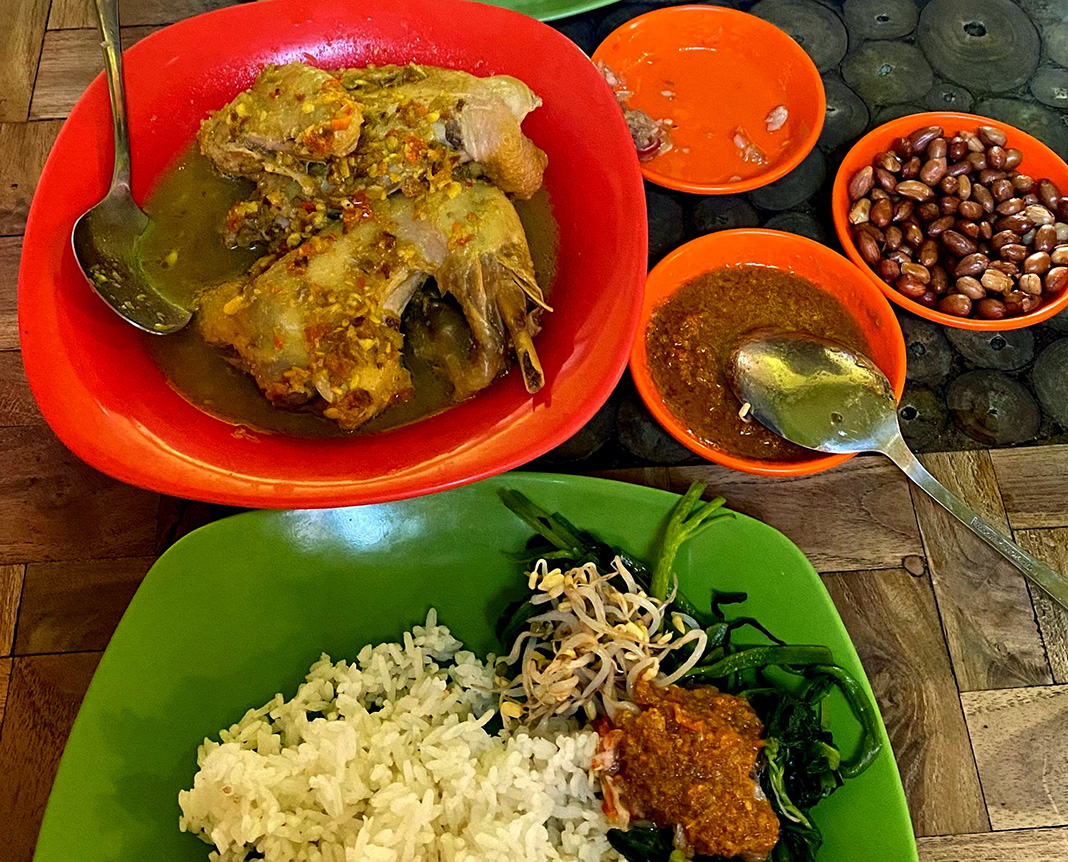 PEDAS: Menu ayam betutu jadi andalan kuliner di kawasan Gilimanuk, Bali.
