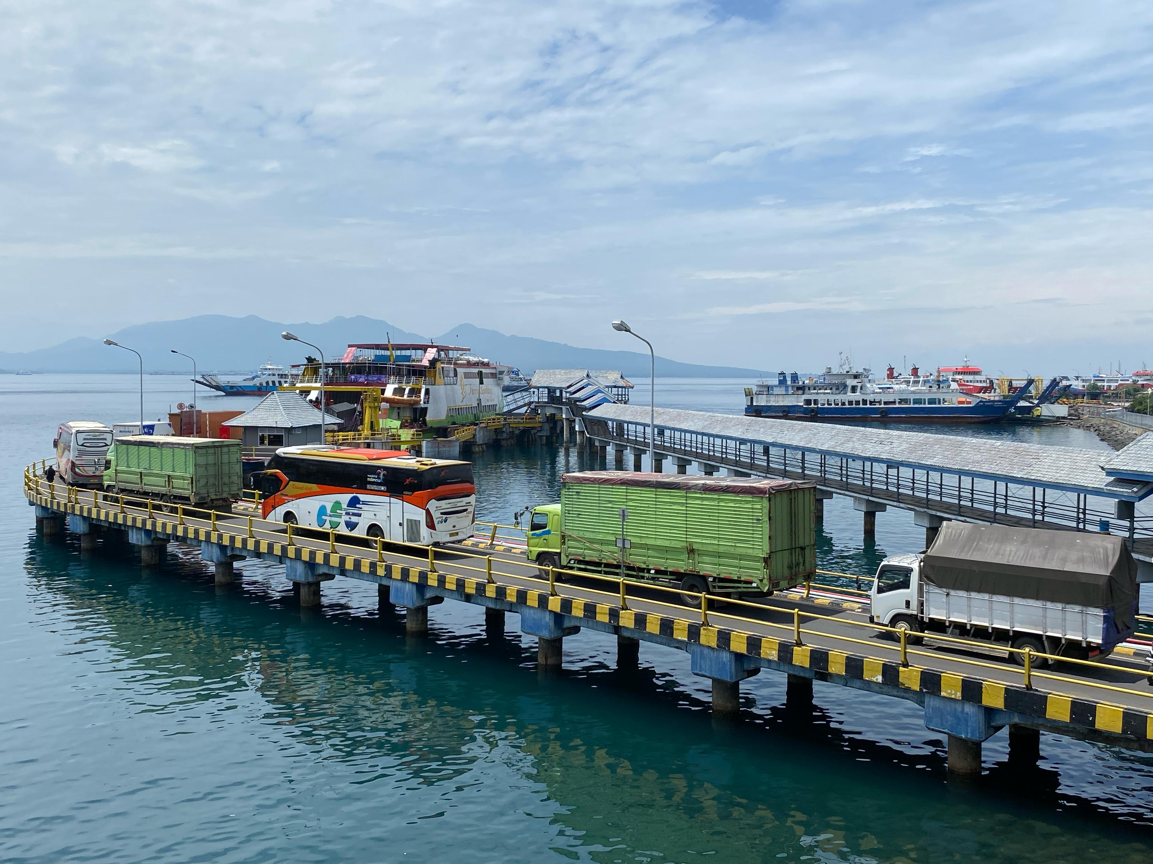 Proses bongkat muat di Pelabuhan Ketapang, Minggu (23/03).