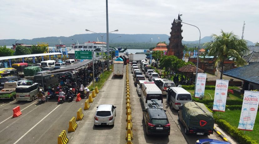 Kendaraan roda empat memenuhi Pelabuhan Gilimanuk, Bali, Minggu (23/3).