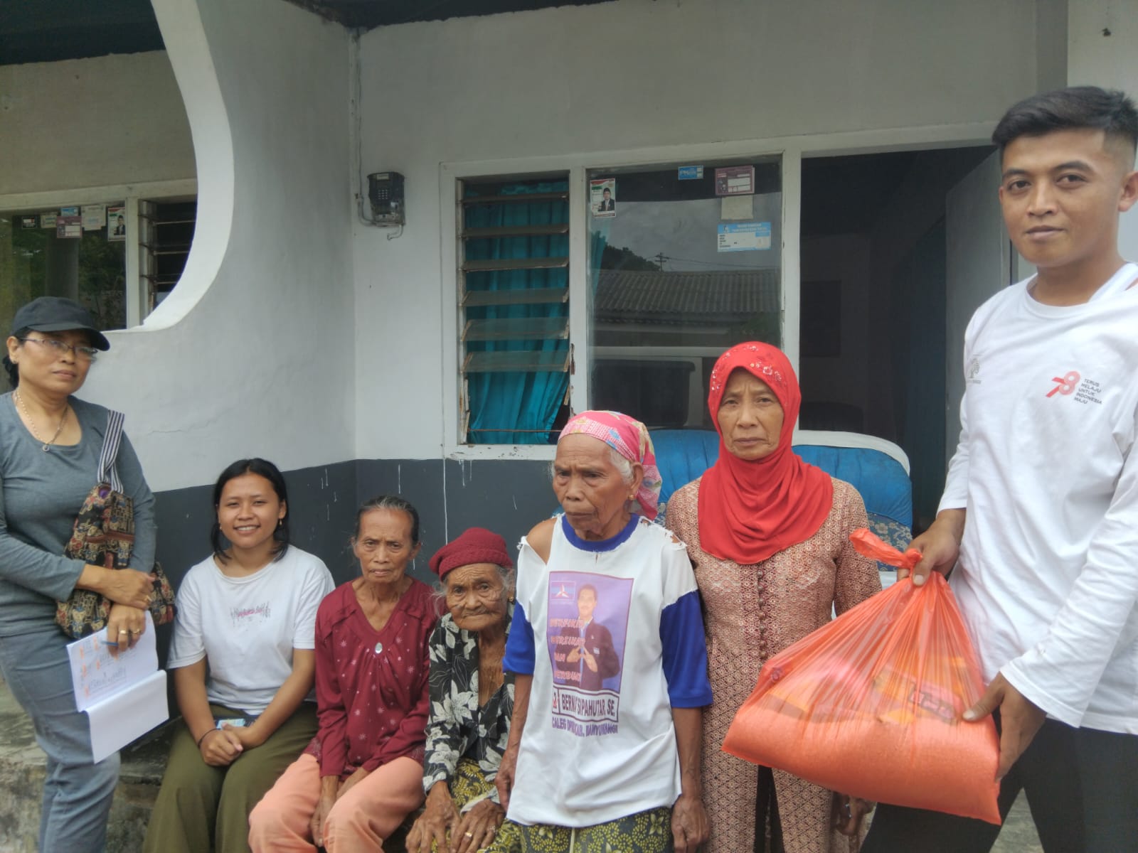 PEDULI SESAMA: Tim Perkebunan Bumisari Maju Sukses membagikan paket sembako pada warga di lingkungan kebun dan sekitranya.